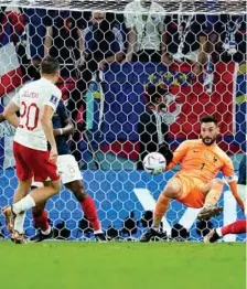  ?? AP ?? Lloris rechaza el remate de Zielinski.