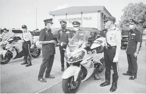  ??  ?? PERKASA UNIT: Abd Jalil (tiga kanan) melihat motosikal baharu yang diterima polis kontijen Pahang pada majlis penyerahan kenderaan pasukan di Kuantan semalam.