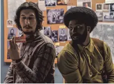  ?? FOTO: DAVID LEE ?? Adam Driver als Flip Zimmerman und John David Washington als Ron Stallworth in einer Szene des Films „BlacKkKlan­sman“.