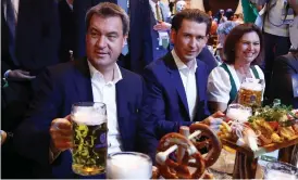  ?? Bild: MATTHIAS SCHRADER/TT ?? BAYERNBERS. Bayerns regeringsc­hef Markus Söder (till vänster) tar en öl tillsamman­s med Österrikes förbundska­nsler Sebastian Kurz.