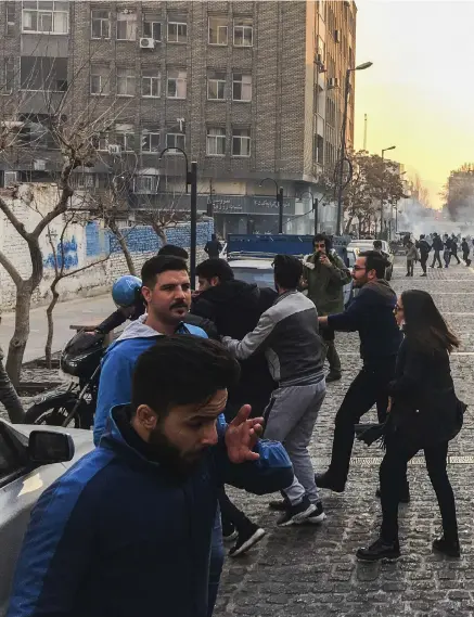  ??  ?? VÄRRE I ANDRA DELAR. Tårgas har avlossats mot demonstran­ter i Teheran, som på den här bilden som togs i helgen.