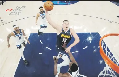  ?? ?? Martes
Nikola Jokic, de Denver, se levanta para colar dos de los 35 puntos que acumuló ante Minnesota el domingo.