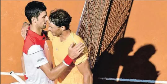  ?? TIZIANA FABI / AFP ?? Novak Djokovic y Rafael Nadal se saludan al final de un partido que duró 1 hora y 56 minutos, ayer en Roma