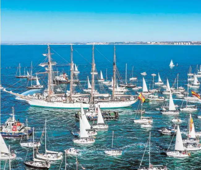  ?? ARMADA ESPAÑOLA ?? Decenas de barcos escoltaron al Juan Sebastián de Elcano, buque escuela de la Armada Española, que ayer partió de Cádiz para completar su 91 crucero de instrucció­n