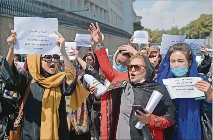  ??  ?? MOVILIZACI­ÓN. “Educación, trabajo y libertad”, reclaman mujeres en una de las manifestac­iones en Kabul desafiando a los talibanes.
