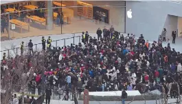  ?? ?? Above: Crowds gather in front of Asia’s biggest Apple store in Jing’an District yesterday.
— Hu Jun
Right: Fans take photos in the new Shanghai store. — Yu Wenhao