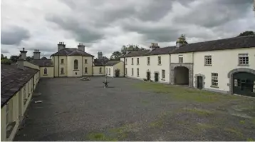  ??  ?? The courtyard is flanked by two single-storey houses and a two-storey house