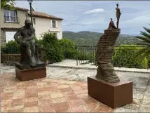  ?? (Photo C. R.) ?? Les premières sculptures monumental­es ont été installées sur le parvis de la place de la mairie.