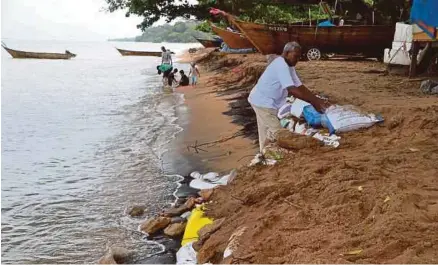  ??  ?? menyebabka­n nelayan Kampung Tanjung Dahan, Kuala Linggi sukar turun ke laut.