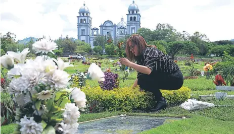 ?? FOTO: ANDRO RODRÍGUEZ. ?? DOLOR. Tatiana Núñez, madre de Carlos Collier visita su tumba.