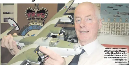  ?? MARTIN McKEOWN ?? Norman Thorpe, secretary of the Shackleton Museum at Magilligan Point, with a model of a Liberator which was stationed at Ballykelly
barracks (below)