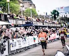  ?? RP-FOTOS: ANDREAS BRETZ ?? Nach stundenlan­gem Lauf erreichen die Marathon-Teilnehmer erschöpft und glücklich das Ziel.