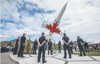  ??  ?? Les pompiers de Kamloops ont honoré la mémoire de Jennifer Casey, jeudi, lors d’une cérémonie qui s’est déroulée à l’aéroport de la ville. - La Presse canadienne: Jeff Bassett