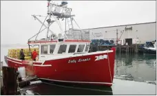  ??  ?? Une nouvelle journée commence sur les quais embrumés de Portland, encore endormie. Les diesels des lobster-boats ronronnent en attendant d’appareille­r.