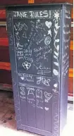  ??  ?? A cabinet coated with chalk paint lets Kozela’s friends leave her messages.