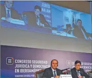  ??  ?? Sérgio Moro, del Lavajato; y Antonio Di Pietro, del Mani Pulite, junto a Fontevecch­ia.