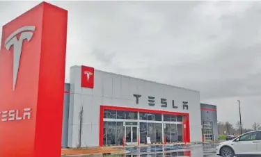  ?? STAFF PHOTOS BY MIKE PARE ?? Above: The new Tesla showroom in Chattanoog­a, seen Tuesday, is in the Waterside developmen­t in East Brainerd and includes a service center.