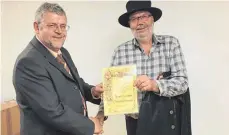  ?? FOTO: VEREIN ?? Klaus Eisele (li.) übergibt das Zunftmeist­erhäs und die Ehrenurkun­de an Jürgen Grünhagel.