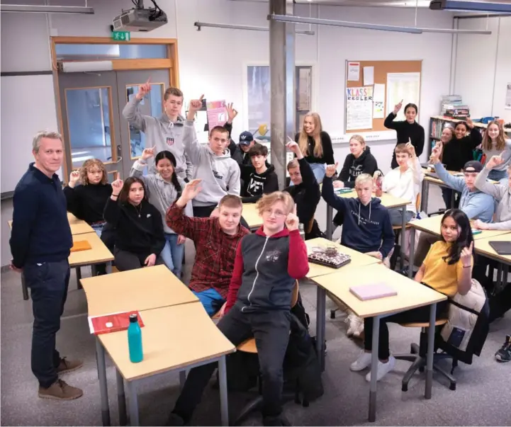 ?? FOTO: KJARTAN BJELLAND ?? Rådgiver Svein-åge Losnegard underviser klasse 10A på Møvig skole i utdannelse­svalg. Faget skal hjelpe elevene til å velge karriereve­i. I denne klassen har de fleste elevene bestemt seg for hva de skal søke på 1. mars.