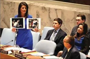  ?? SHANNON STAPLETON/REUTERS ?? SUDAH KETERLALUA­N: Dubes AS untuk PBB Nikki Haley menunjukka­n foto korban serangan gas pelemah saraf di Provinsi Idlib, Syria, dalam sebuah forum di PBB kemarin.