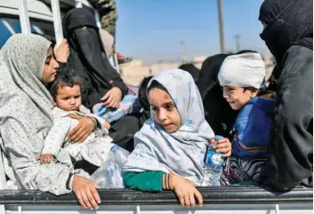  ?? — AFP ?? Syrian civilians gather on the western front after fleeing the centre of Raqa.