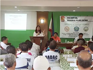  ?? Princess Clea Arcellaz ?? BADAC SUMMIT. DILG-Pampanga Director Myrvi Fabia reminds BADAC members of their responsibi­lities in stamping out illegal drugs in their communitie­s during the BADAC Summit held at the Masantol Municipal Training Center. Also in photo are Mayor Danilo...