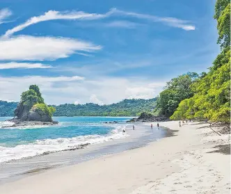  ?? FOTOS:ISTOCK ?? A la derecha, playa en el Parque Nacional Manuel Antonio, en Costa Rica.