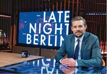  ?? Foto: ProSieben ?? Klaas Heufer Umlauf am Schreibtis­ch des neuen „Late Night Berlin“: Der 34 Jährige will nun jeden Montag um 23 Uhr charmantes nächtliche­s Plaudern à la Harald Schmidt pflegen.