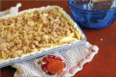  ?? PHOTO BY EMILY RYAN ?? A crumb topping crowns this slab apple pie, which bakes for an hour in a 10-by-15-inch pan.