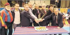  ??  ?? El pastel conmemorat­ivo del aniversari­o de la Penya de Golmés