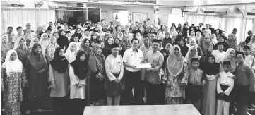  ??  ?? Lee (front row fifth left) presents government grant to Marni witnessed by Zaidi (on Lee’s right) and others.