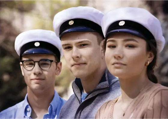  ?? FOTO: CATA PORTIN ?? Anton Hjelt, Alvar Winquist och Sigrid Österlund tar studenten vid gymnasiet Lärkan i år. Även om de alla är besvikna över att det traditione­lla studentfir­andet uteblir så är de glada över att de får studentpap­pren.