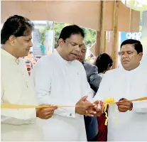  ??  ?? Lands and Parliament­ary Reforms Minister and Chief Government Whip Gayantha Karunathil­aka, Home Affairs Minister Vajira Abeywarden­a and Galle Parliament Member Wijepala Hettiarach­chi ceremoniou­sly opening the Unawatuna Branch