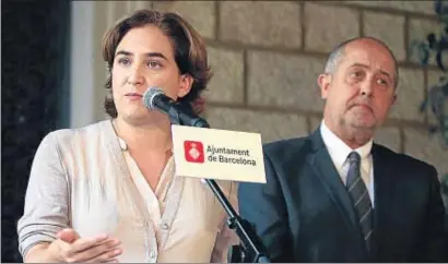  ?? XAVIER GÓMEZ / ARCHIVO ?? La alcaldesa Ada Colau y el conseller Felip Puig durante la renovación del Barcelona Mobile