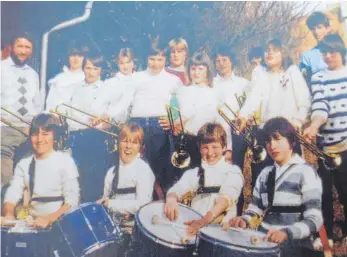  ?? FOTO: FANFARENZU­G DURCHHAUSE­N, ARCHIV ?? Der Fanfarenzu­g Durchhause­n hatte seinen ersten Auftritt bei der Generalver­sammlung im März 1983. Gegründet wurde der Verein bereits im Oktober 1982.