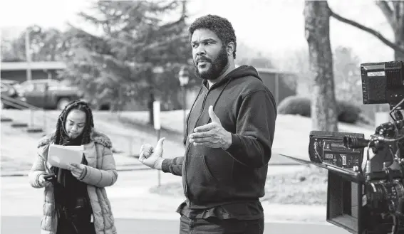  ?? Photos by Netflix ?? Tyler Perry directs a scene from “A Fall From Grace.” Much like the plays he wrote, Perry’s film and TV pursuits are grass-roots production­s.