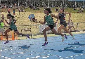  ?? WARWICK SMITH/STUFF ?? Twin sisters Addira, left, and Chayille Collette are developing a friendly rivalry with their father, Vern.