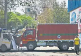  ?? VIPIN KUMAR/HT PHOTO ?? Within hours of the result being declared, three out of four connecting routes to the slum were blocked n using trucks.