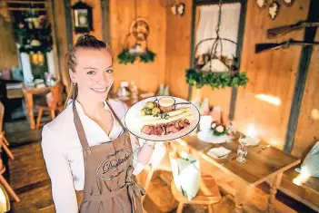  ?? RP-FOTO: ANNE ORTHEN ?? Im Restaurant „Dorfstube“serviert Franziska Nebel Spargel in verschiede­nen Zubereitun­gen.
