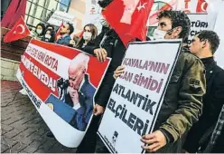  ?? C        !   N   E "E S ?? Una protesta ahir a Ankara contra Kavala i els ambaixador­s