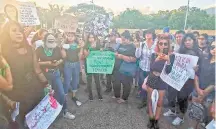  ??  ?? Integrante­s de organizaci­ones feministas marcharon en Acapulco contra los asesinatos de mujeres en Guerrero y en el país.