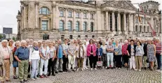  ?? FOTO: BUNDESREGI­ERUNG/DRAGAN) ?? Die Gruppe traf sich mit Kerstin Griese (Mitte) vor dem Reichstags­gebäude.