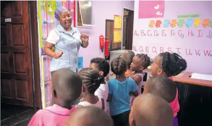  ?? Picture: Tracy Lee Stark ?? FUN TIME. A teacher at Day Dreamers Creche in Alexandra with her little tots on Monday.