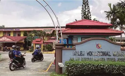  ?? [FOTO ADI SAFRI/BH] ?? Pelajar Kolej Vokasional Muar keracunan makanan selepas jamuan shell out.