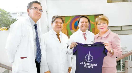  ?? OMAR FRANCO ?? Los médicos del Incan posan tras la conmemorac­ión con sus pacientes.