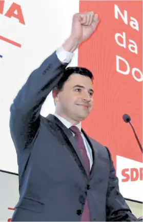  ??  ?? Danas sam spremniji i odlučniji nego ikada prije, poručio je predsjedni­k SDP-a Davor Bernardić (lijevo), a njegove je riječi pomno pratilo vodstvo SDP-a (desno gore), ali i gosti iz drugih oporbenih stranaka