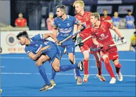  ?? ?? India’s Sharda Nand Tiwari (2nd from L) scores the winner against Belgium in the junior world cup in Bhubaneswa­r on Wednesday.