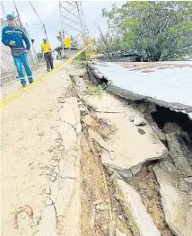  ?? ?? En algunos puntos se presentaro­n emergencia­s con redes de energía.