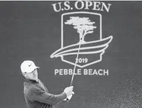  ?? Warren Little / Getty Images ?? From a chip on his shoulders to a chip shot, Brooks Koepka uses one to fuel the other in a bid to be the first golfer in 114 years to win a third straight U.S. Open.