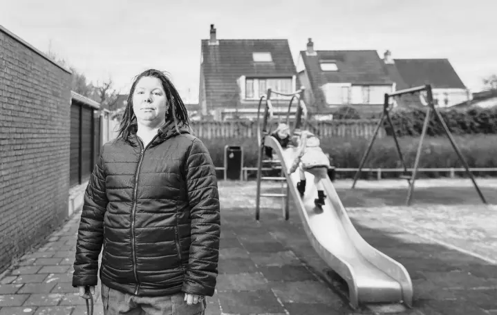  ?? ILVY NJIOKIKTJI­EN/THE NEW YORK TIMES ?? Vanessa van Ewijk with her two children Jan. 15 in Lisserbroe­k, Netherland­s. The man van Ewijk contracted as a sperm donor turned out to be quite prolific. Jonathan Jacob Meijer, a Dutch musician, says he has“approximat­ely 250 children.”But others say the number could run to several hundred, even 1,000.